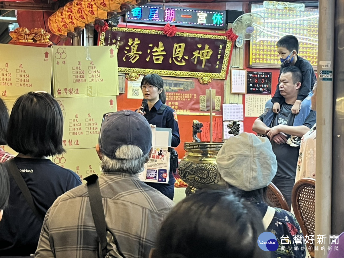 楊梅派出所前往轄內香火鼎盛的錫福宮、碧玉宮向信眾進行防制假投資詐騙、婦幼安全等宣導。