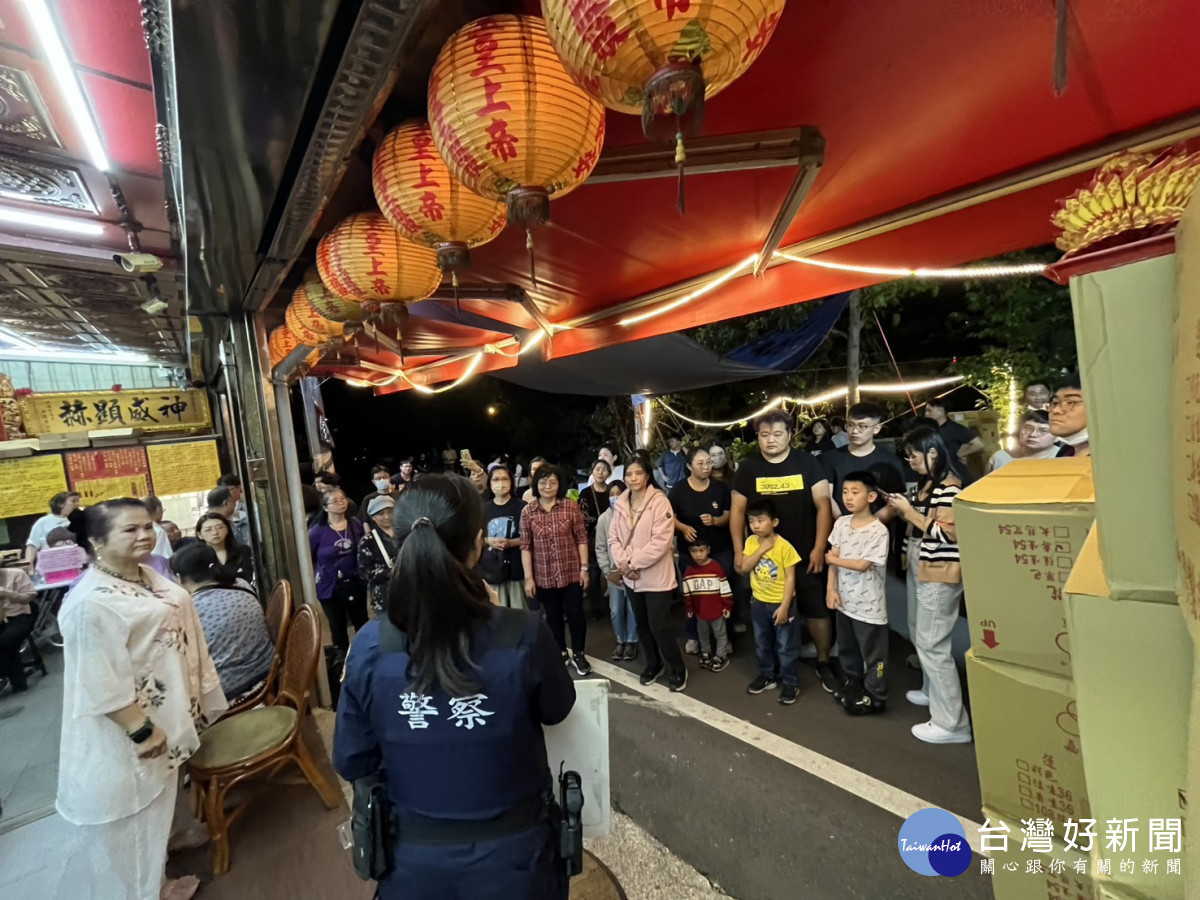 楊梅派出所前往轄內香火鼎盛的錫福宮、碧玉宮向信眾進行防制假投資詐騙、婦幼安全等宣導。