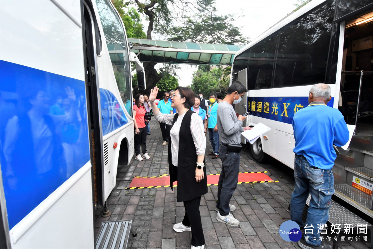 彰化萬人健檢活動開跑,一早王惠美縣長到健檢現場關心民眾。圖/彰化縣政府提供