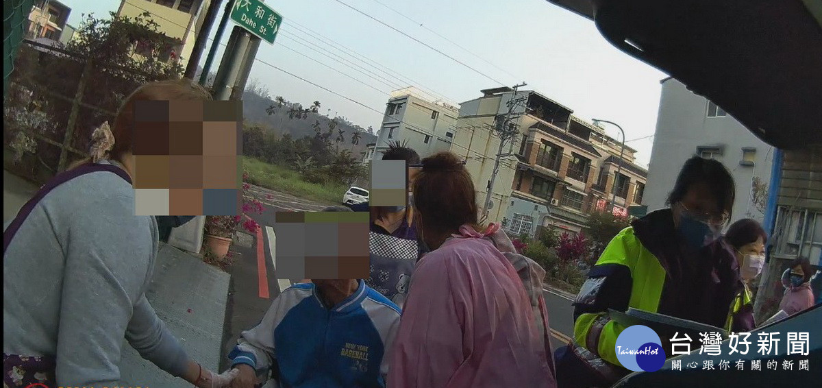 員警送長者平安返安養機構。（竹山分局提供）