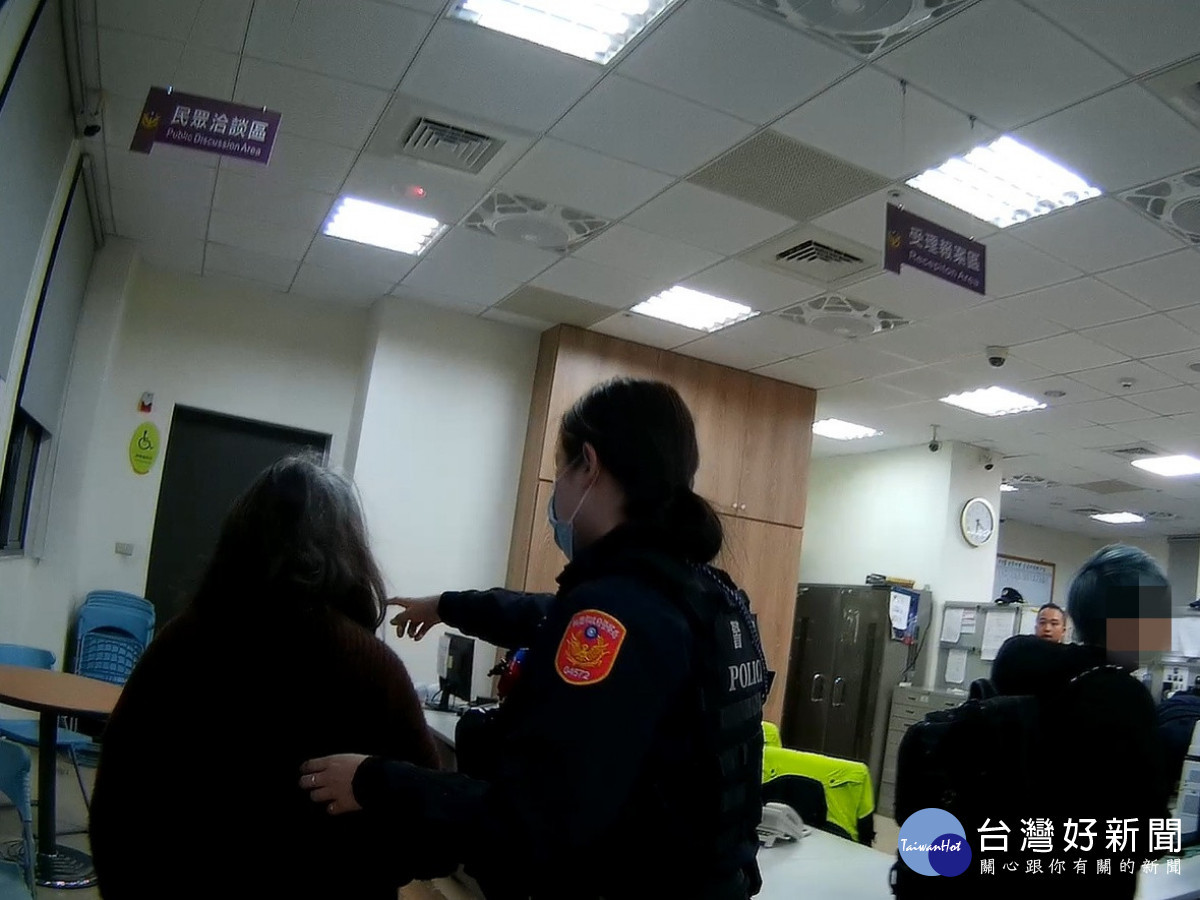 中壢警方協助迷途失智婦人返家。