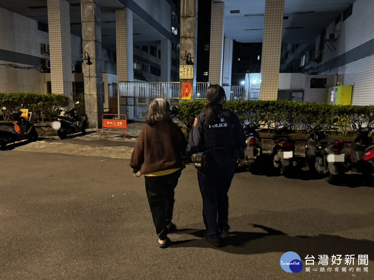 中壢警方協助迷途失智婦人返家。