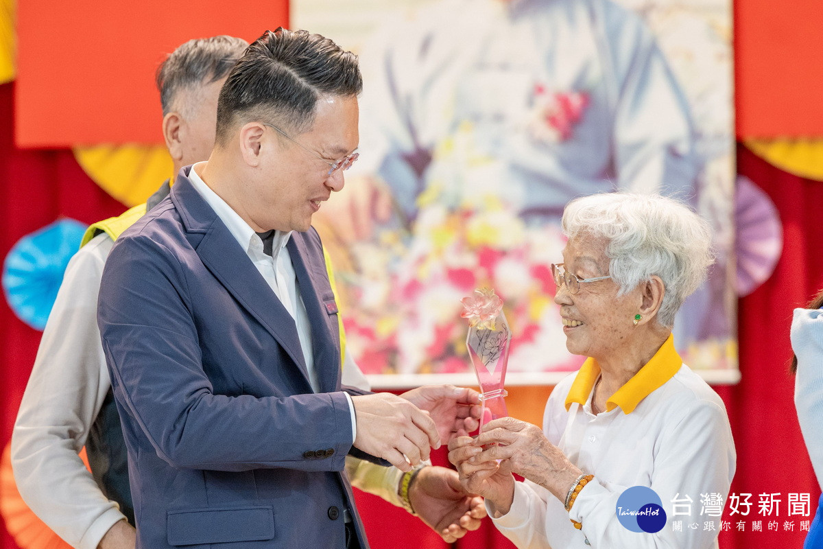 桃園市副市長蘇俊賓頒獎表揚外丹功輔導員百歲人瑞江呂鑾。<br /><br />