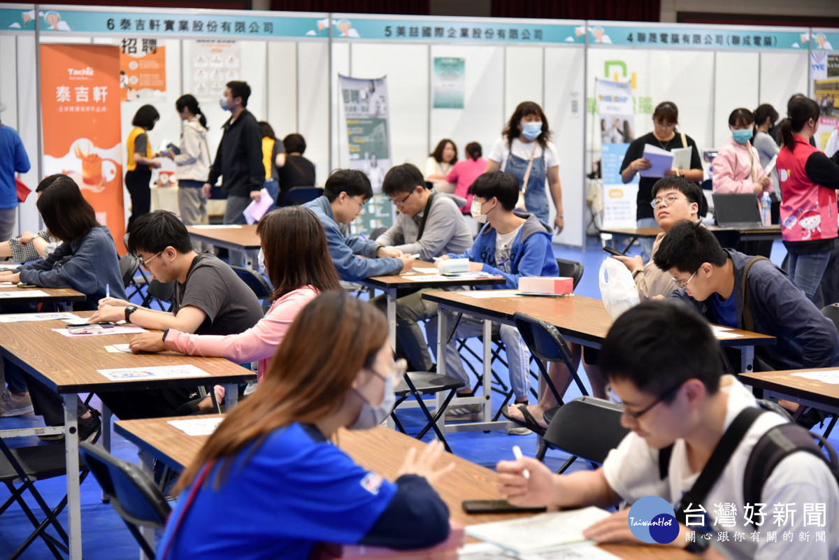 勞動部與臺南大學合辦徵才，吸引不少年輕人求職。