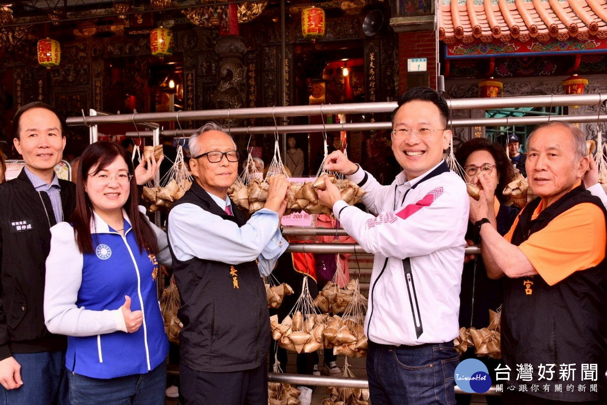 桃園市副市長蘇俊賓參與南崁五福宮千人解粽求好運活動。<br /><br />