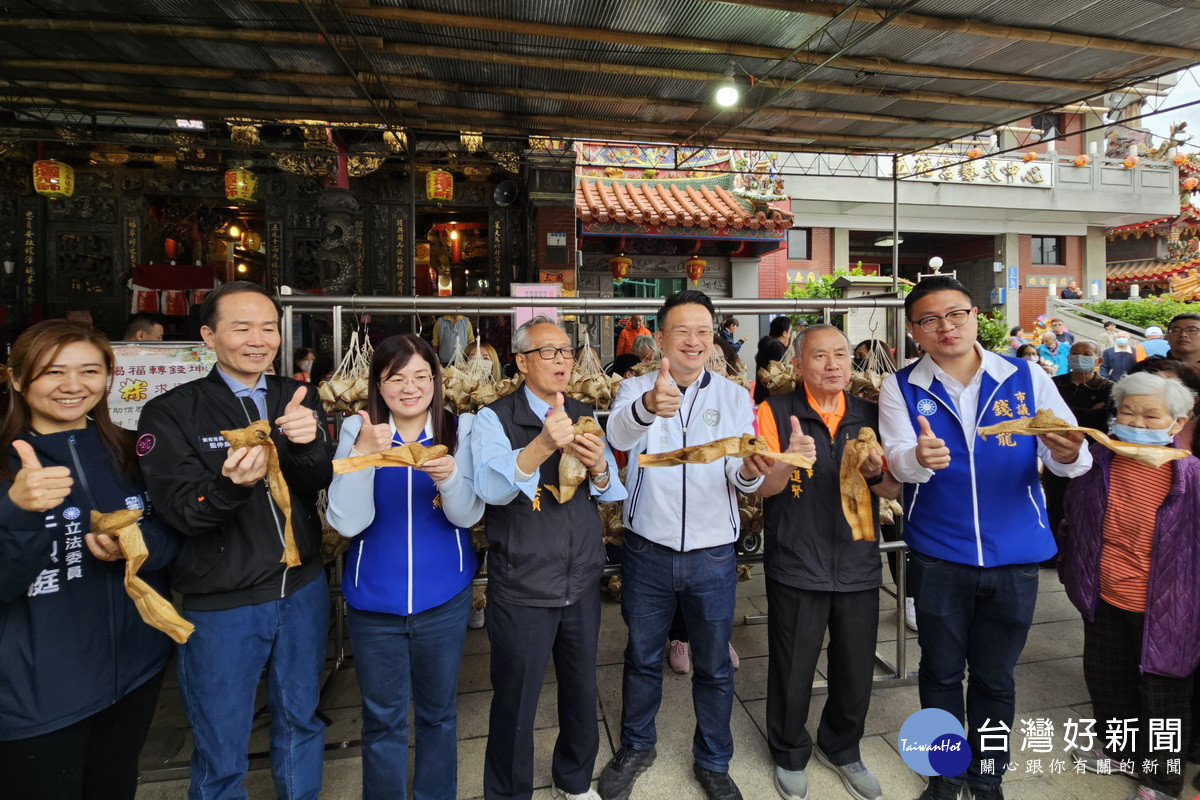 桃園市副市長蘇俊賓參與南崁五福宮千人解粽求好運活動,當場食用即可祈福消災、帶來好運。<br /><br />