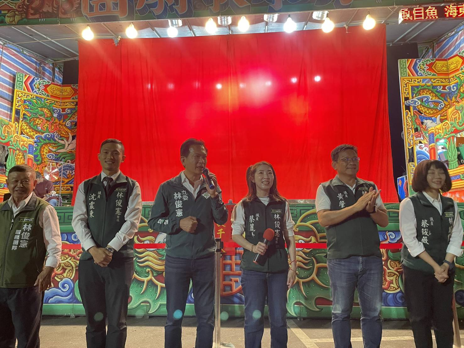 林俊憲（左三）、蔡麗青（右三）聯名舉辦廟口歌仔戲活動。林俊憲提供