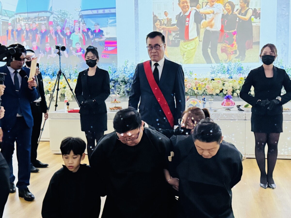 ▲圖說:台北市副市長李四川十三日南下高雄,為高雄藝品館負責人吳昭平之告別典禮主持公祭。( 記者李堂安翻攝)