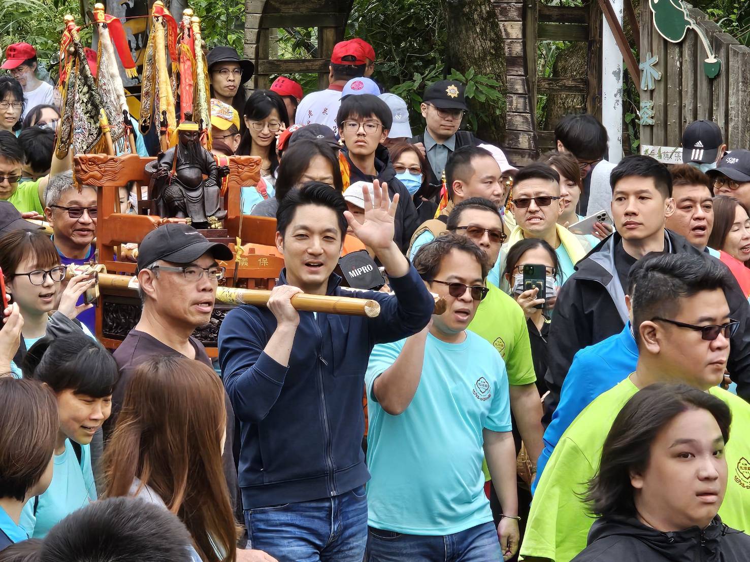 蔣萬安扛尪公輦轎巡田園　為文山區祈求風調雨順五榖豐收