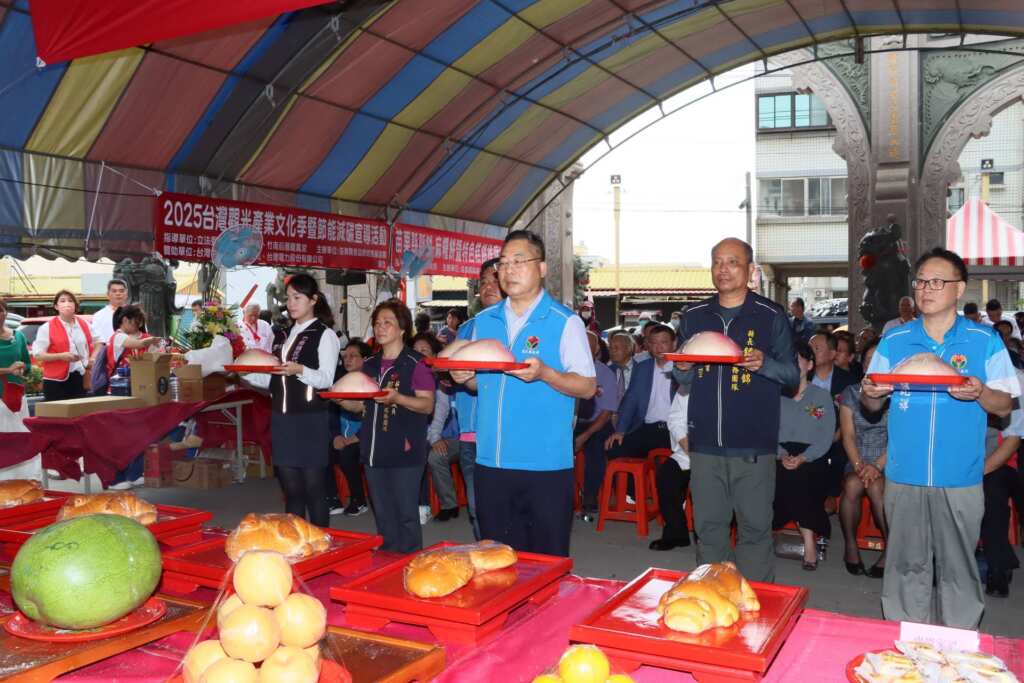 ▲苗栗縣政府祕書長陳斌山向媽祖獻壽桃祝壽。（苗栗縣政府提供）