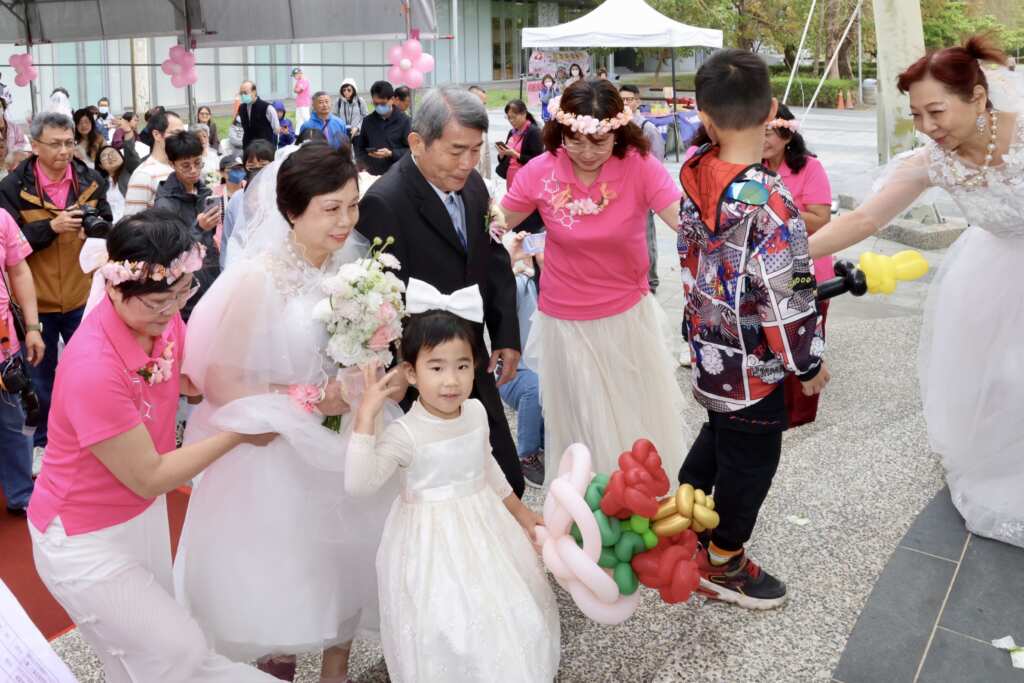「長照宣導暨銀髮婚紗秀」活動中，有全家大小一起來見證，場面十分溫馨。
