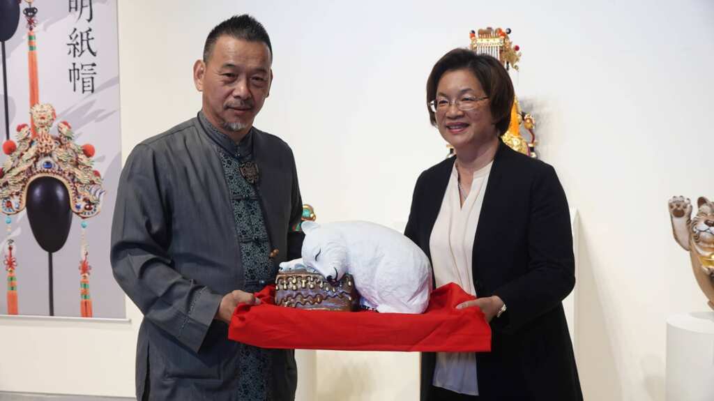 ▲柯錦中老師送一座「無愁」的裝置藝術，展示在彰化縣立美術館外，歡迎民眾前往欣賞。 （記者林明佑攝）