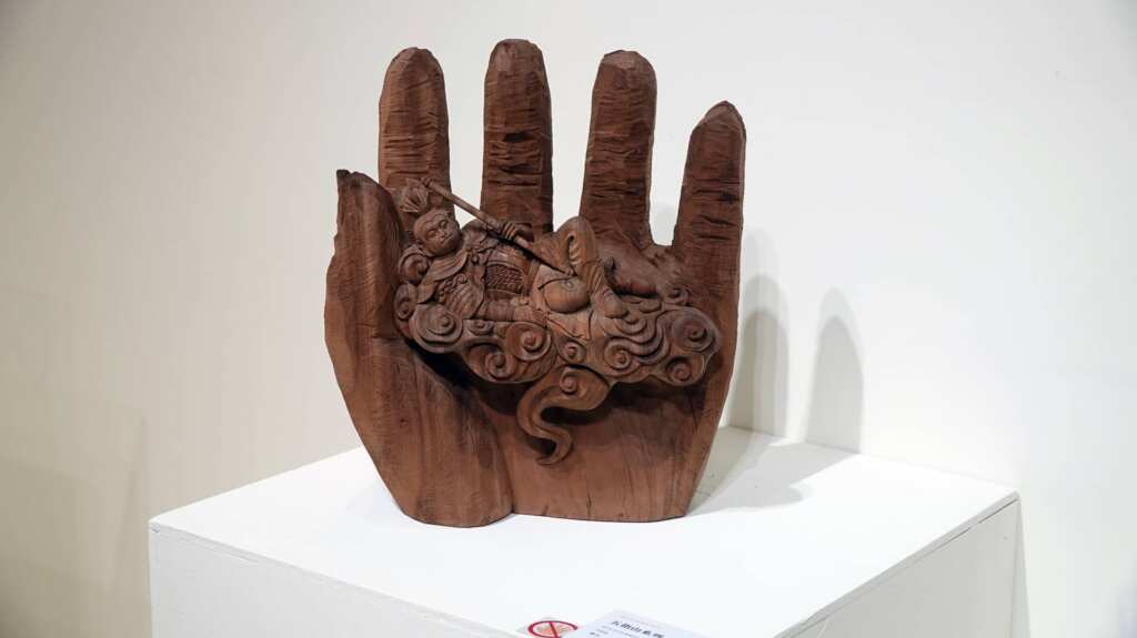 ▲柯錦中老師作品《高枕無憂》則顛覆西遊記中孫悟空被壓在五指山的印象，而是悠哉自在地姿態，神情自然又栩栩如生。（記者林明佑攝）