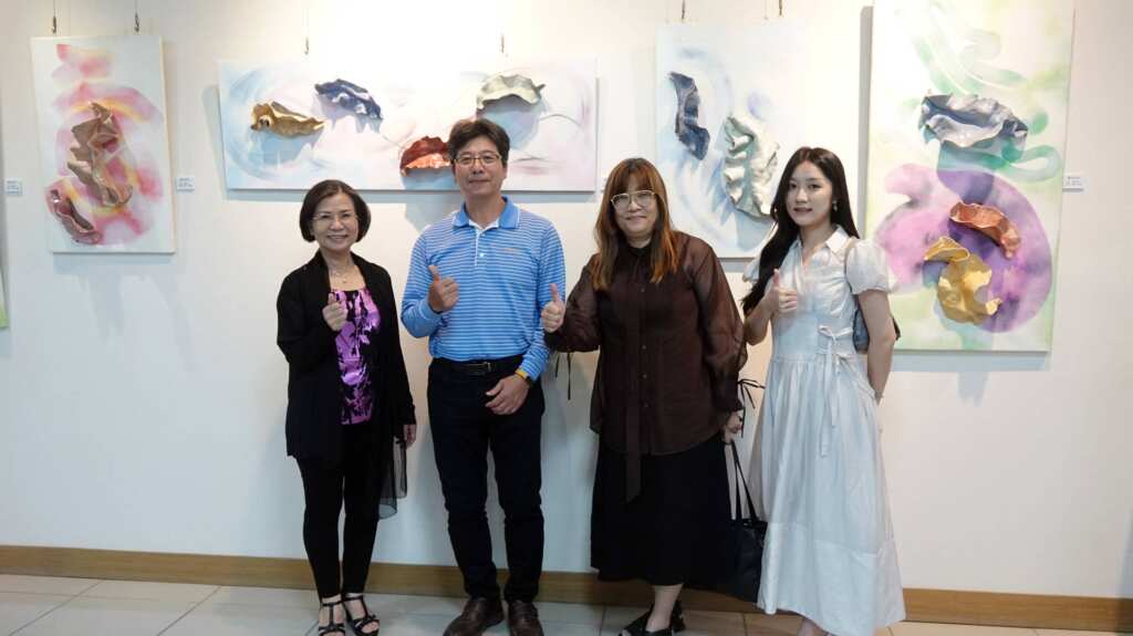 ▲陳信正個展「飄浮系列」圖版上的曲線以朦朧的感覺呈現，把陶製的立體曲線飄浮其上，交互間製造出一種慵懶的、自在的感覺。（記者林明佑攝）