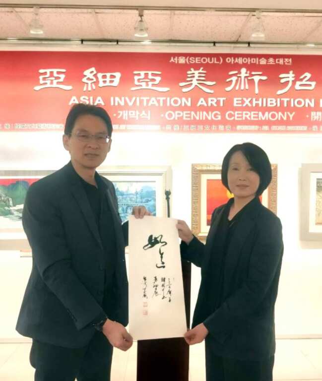 ▲林家同總院長114-4-12於韓國首爾亞細亞藝術展開開幕式致贈手寫「如意」兩字給韓國文化藝術研究會。（記者林明佑翻攝）