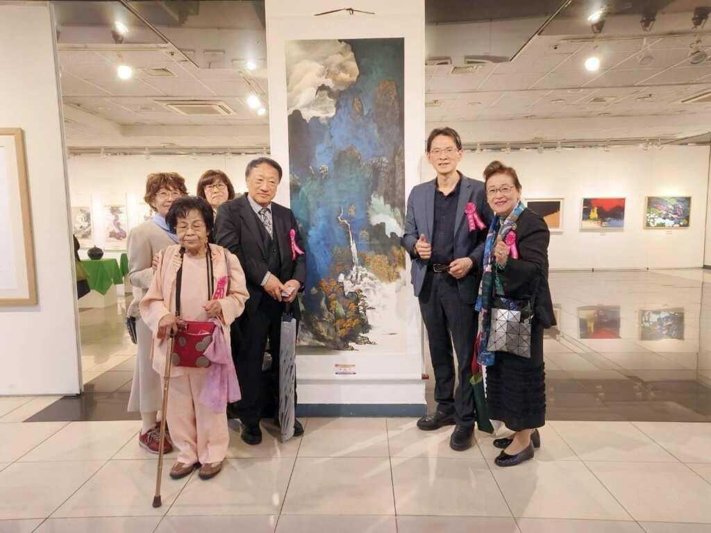▲林家同總院長114-4-12於韓國首爾亞細亞藝術展開開幕式與來自日本東洋書道院松田啓祐會長成員等合影於「天勢」水墨畫於韓國。（記者林明佑翻攝）