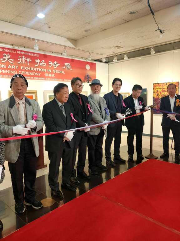 ▲林家同總院長114-4-12參與韓國首爾亞細亞藝術展開開幕式剪綵。（記者林明佑翻攝）