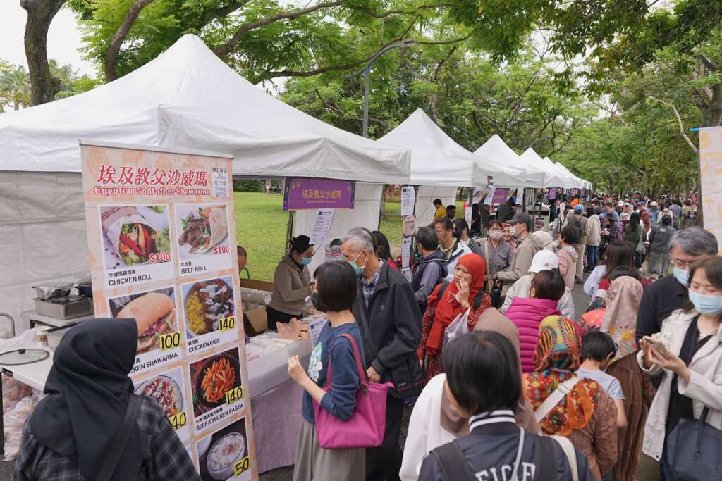 ▲超過30個清真市集攤位，販售穆斯林美食、風格服飾與特色商品等，讓民眾感受濃厚異國文化氛圍。（台北市觀傳局提供）