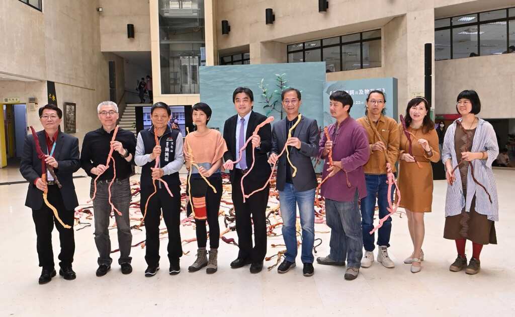 ▲臺中市政府文化局於今日在大墩文化中心辦理「穿透明日的靈光-SDGs永續藝術系列特展」第二檔《反義複詞與及物動詞》的開幕式。（記者張玉泰攝）