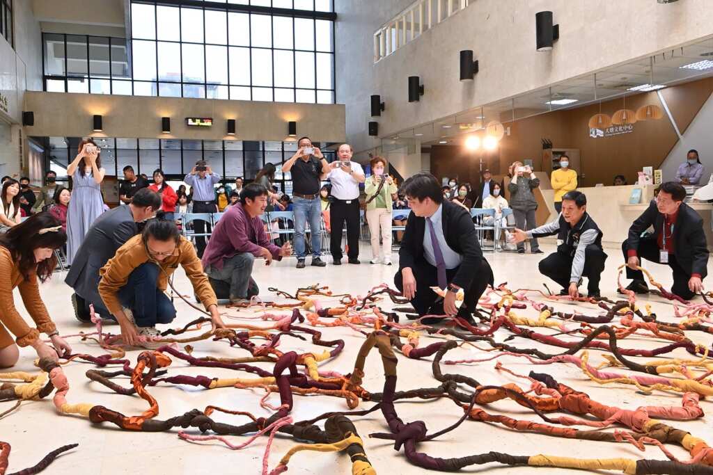 ▲臺中市政府文化局於今日在大墩文化中心辦理「穿透明日的靈光-SDGs永續藝術系列特展」第二檔《反義複詞與及物動詞》的開幕式。（記者張玉泰攝）