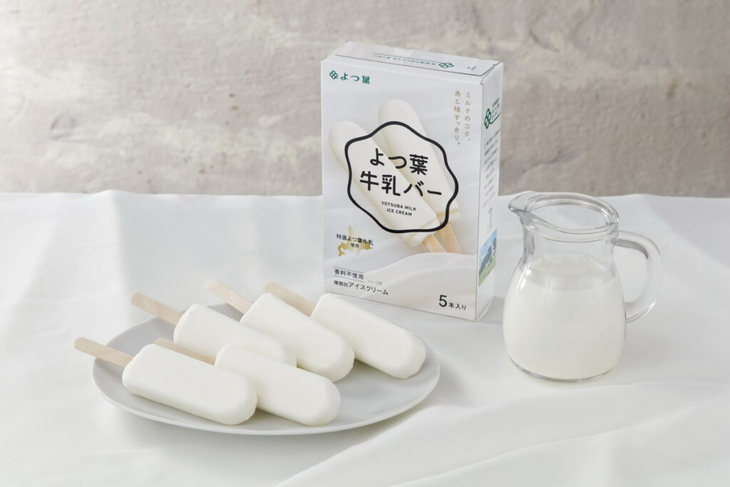四葉牛奶雪糕採用四葉特選鮮乳,口感滑順細緻且清爽不膩口。製作成雪糕後,牛奶的頂級風味更加香醇且層次豐富。