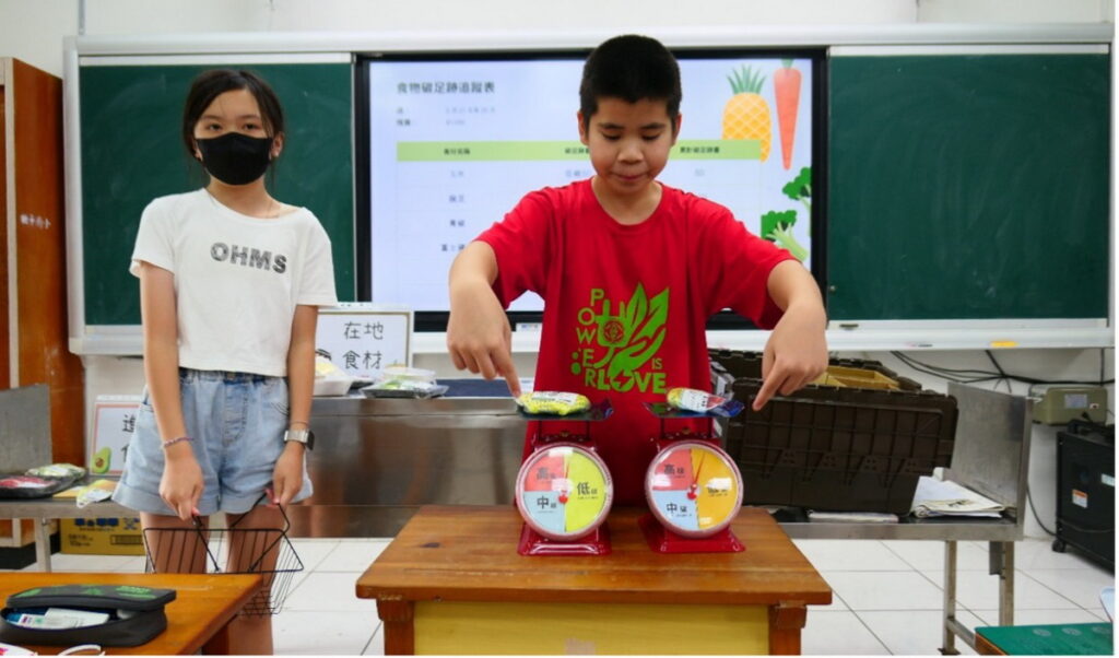 社子國小結合「黑白大廚」節目的趣味元素,引導學生運用永續餐桌教具設計菜單,進而了解食材的碳足跡。照片提供:社子國小。