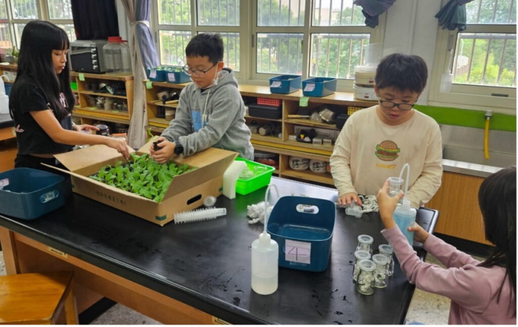 潛龍國小學生栽培水耕蔬菜,並帶回家與家人共享食材、分享永續理念,將學校的永續教育影響力延伸至社區。照片提供:潛龍國小