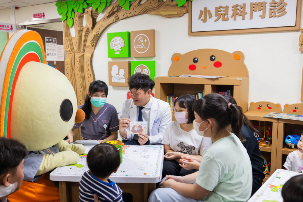 統一超商好鄰居文教基金會與台灣展臂閱讀協會攜手合作，自4月23日至6月30日，串聯全台40處醫療據點推動「閱讀候診區」行動