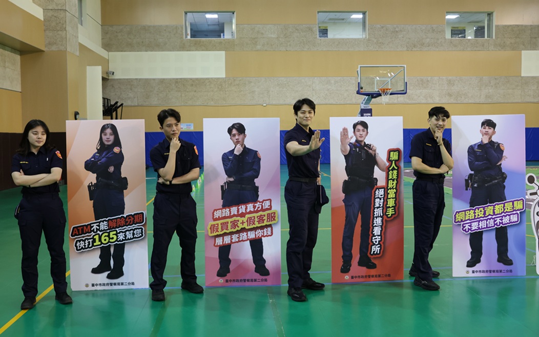 ▲圖說:「警察人形立牌」本尊親自擔任關主,與小小波麗士零距離互動 (圖/台中市政府 提供)