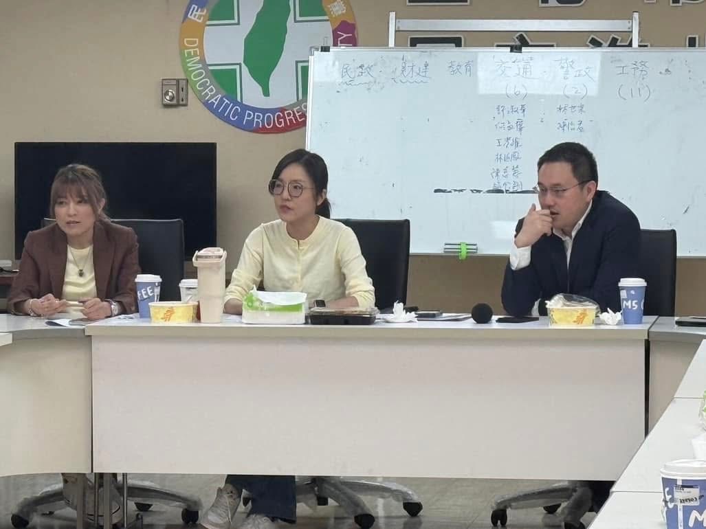 罷免連署驚爆代簽違規 陳慈慧怒轟民眾黨「知法犯法」 222 罷免連署驚爆代簽違規 陳慈慧怒轟民眾黨「知法犯法」 221