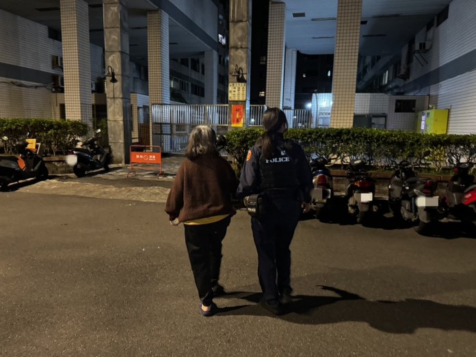 失智婦街頭徘徊遇熱心店家收留 壢警用「這方式」助平安返家 58 S 13033544 0