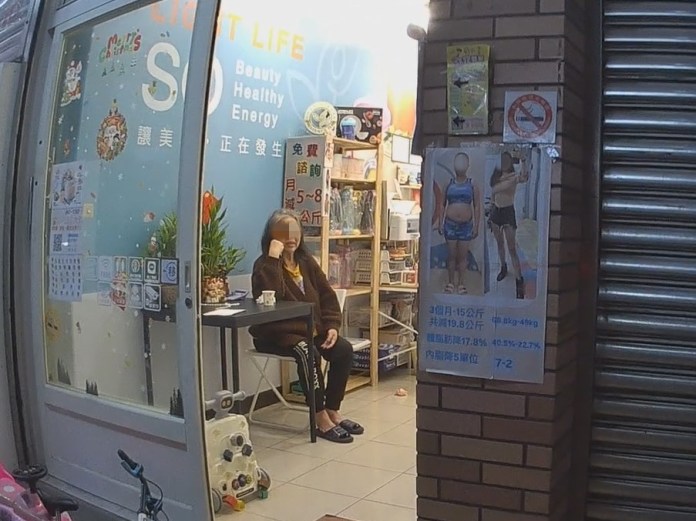 失智婦街頭徘徊遇熱心店家收留 壢警用「這方式」助平安返家 59 S 13033540 0