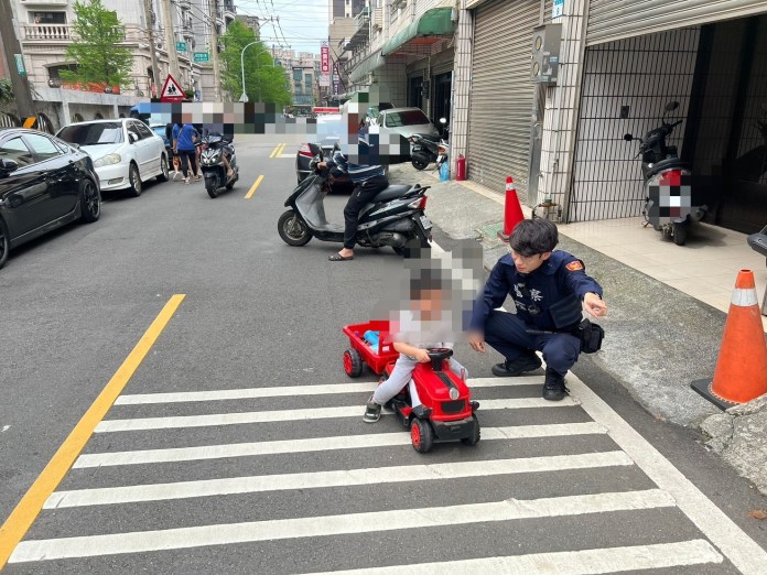 3歲男童獨自騎滑步車逛大街 平鎮警及時發現協助送回家 58 S 30826513