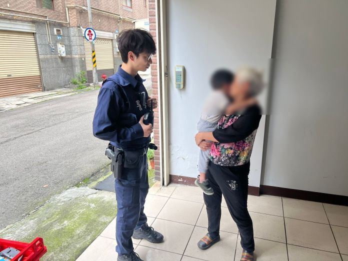3歲男童獨自騎滑步車逛大街 平鎮警及時發現協助送回家 59 572793 0