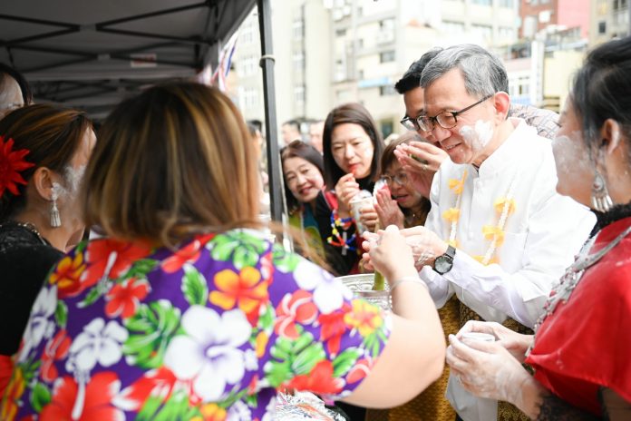 泰國宋干節慶典桃園登場 高僧祈福為強震災民送暖 74 bb39b38c a55c 4c0d b2f0 0fb49b4d93c4 scaled