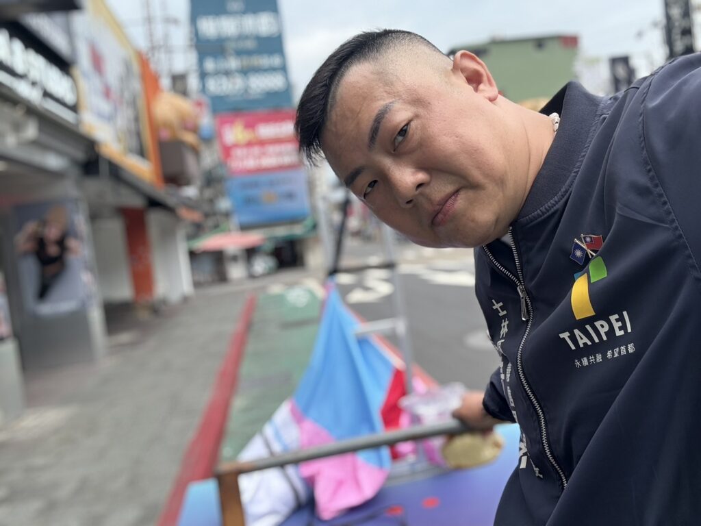 許立丕向士林慈諴宮商借「壯寶」，並運到捐血活動現場助市府宣傳世壯運。(翻攝自許立丕粉專)