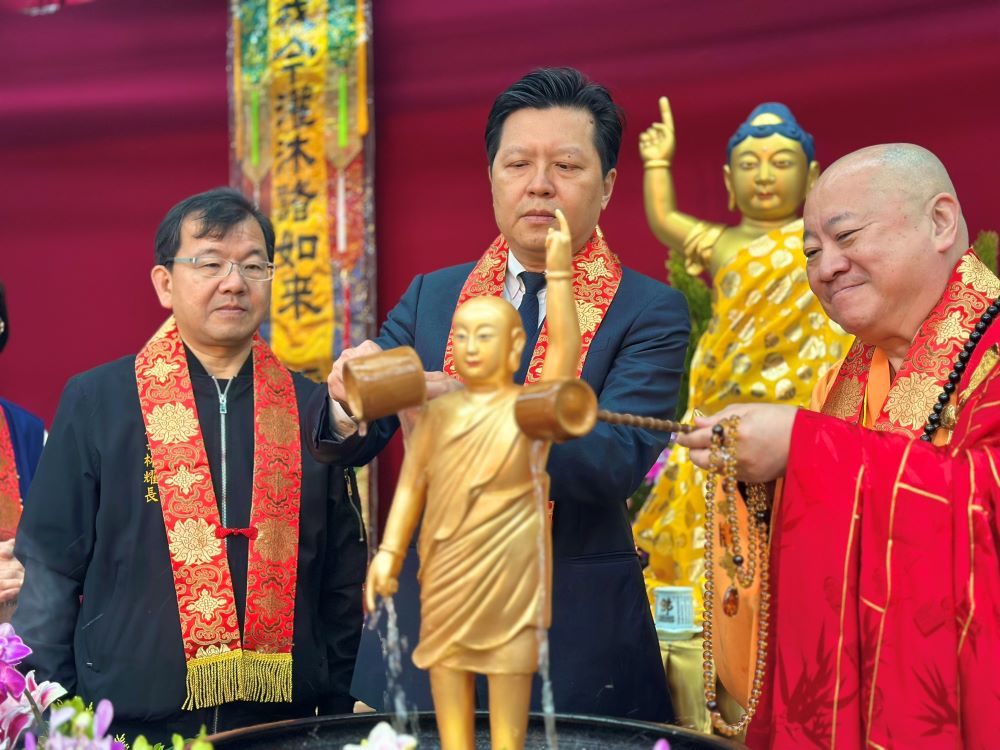 《圖說》新北市副市長朱惕之(右2)與新北市佛教會理事長如乘法師(右1)一同浴佛祈福,祈願風調雨順、人民平安,左一為民政局長林耀長。〈民政局提供〉