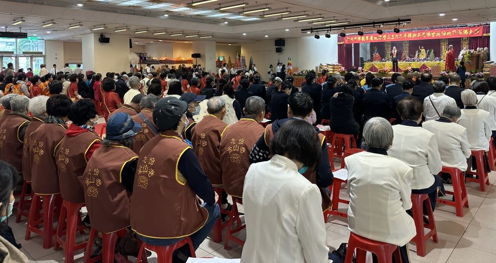 《圖說》新北市佛教會今日於三重綜合體育館舉行「浴佛節慶典大會」,現場超過千名僧眾共襄盛舉。〈民政局提供〉