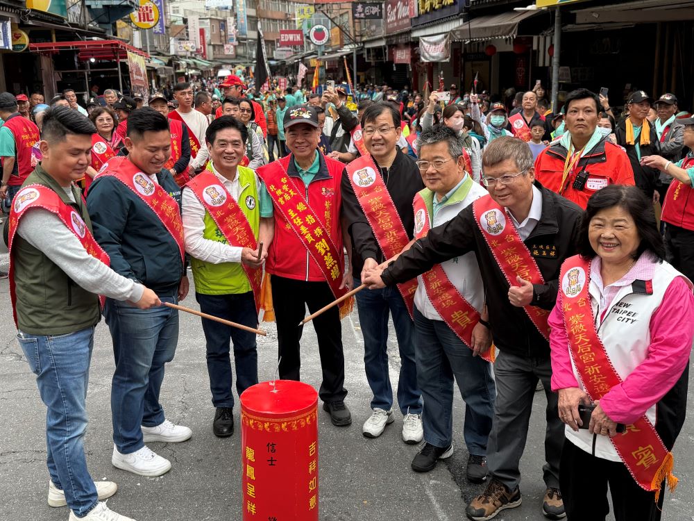 《圖說》遶境大典與會貴賓於起駕前點燃起馬炮，祈求活動圓滿順利。〈民政局提供〉