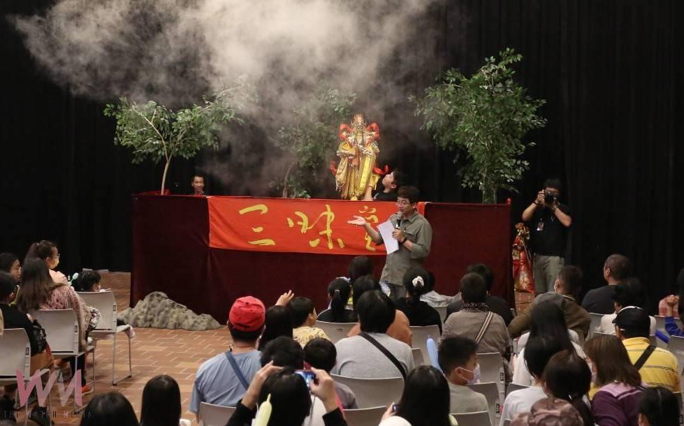 神尊參觀自己展覽! 三昧堂與五通宮創新合作蹦火花 - https://www.watchmedia01.com