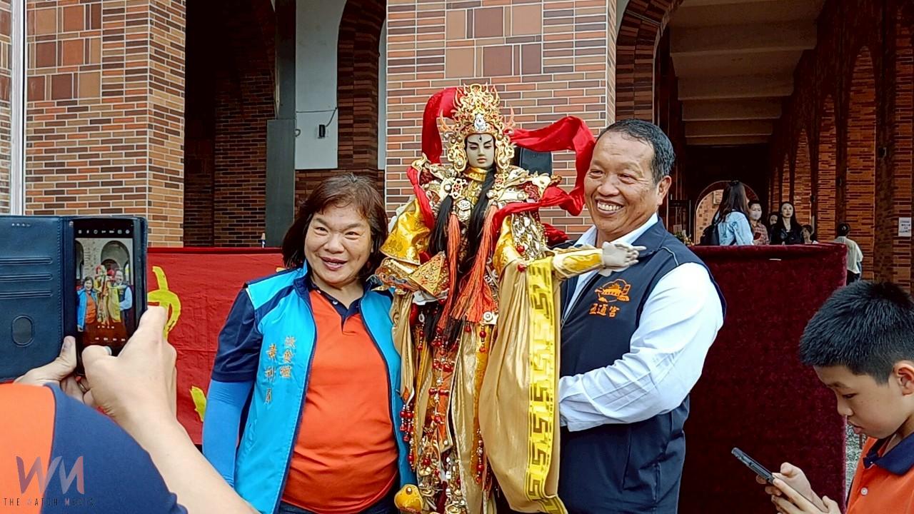 神尊參觀自己展覽! 三昧堂與五通宮創新合作蹦火花 - https://www.watchmedia01.com