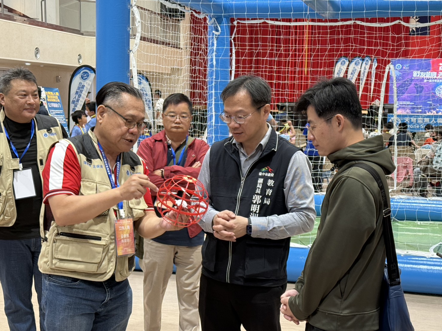 圖 主辦單位說明無人機競賽的規則 記者王偉翻攝
