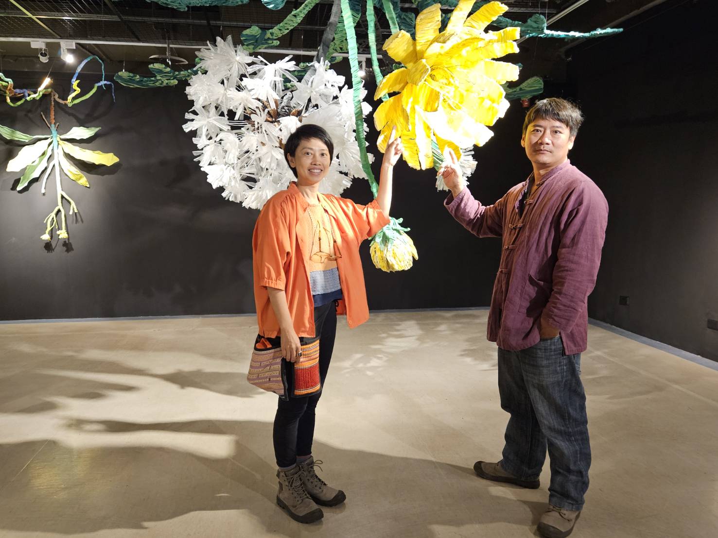 圖 廢材變身水蓑衣-中市文化局辦永續藝術展-攜手特教生共創藝術 記者王偉翻攝