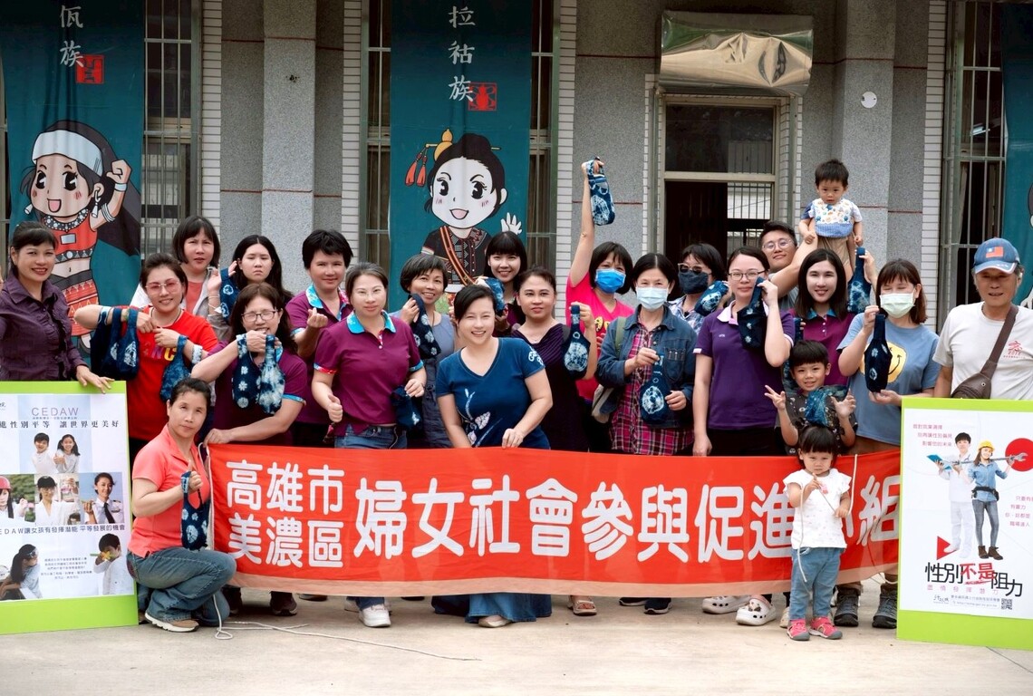 美濃戶政事務所、美濃婦參會促進小組及小鄉社造志業聯盟攜手,在美濃精功社區舉辦體驗客家「藍染」技藝活動。 (黃山高攝)