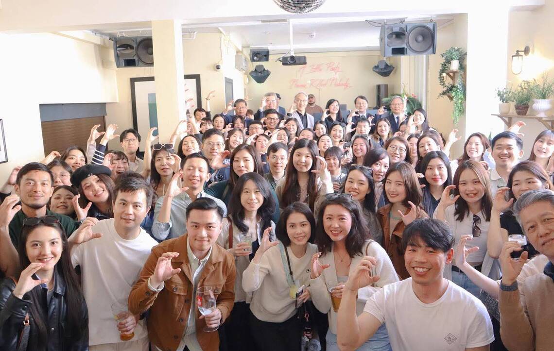 漾新聞|政大英國校友會成立!百位校友倫敦齊聚熱唱校歌