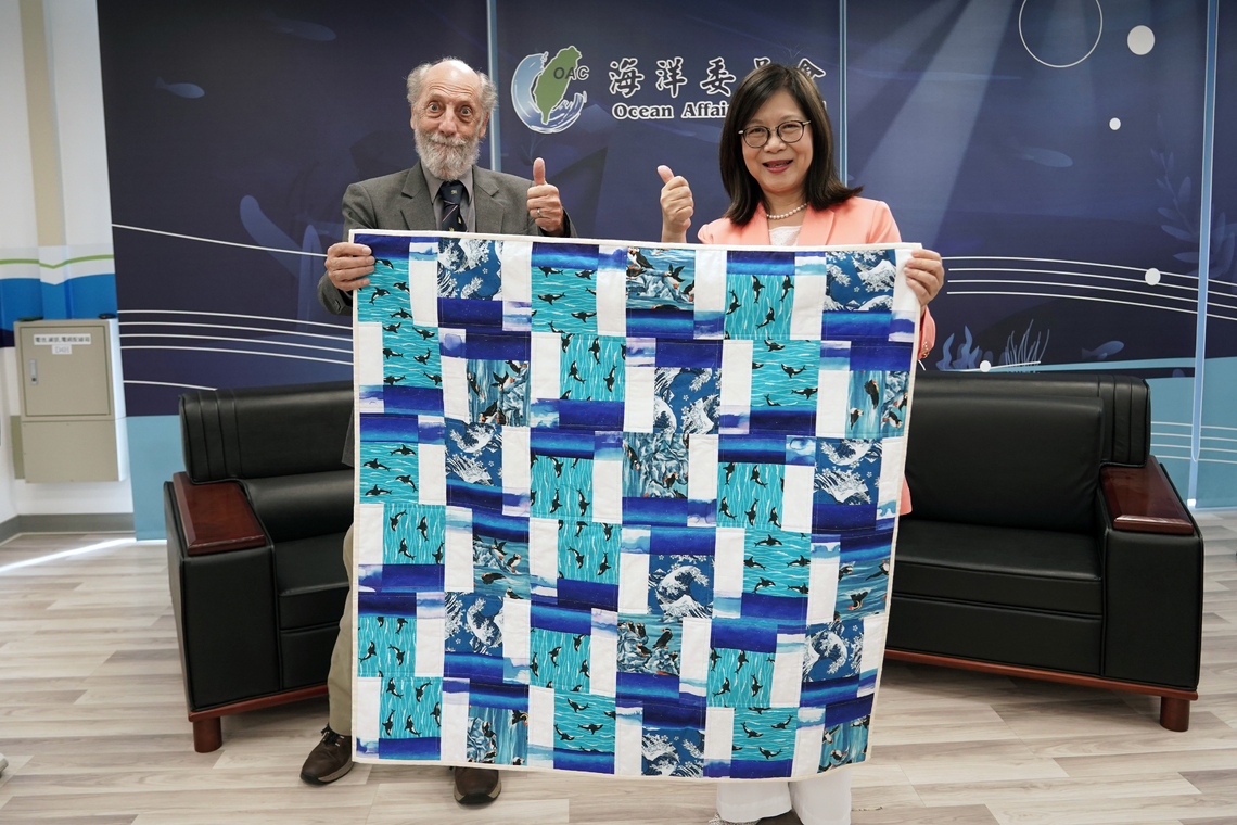圖/IPMEN 共同創辦人 Harry Breidahl(哈里·布萊達爾)贈與管主委手工縫製海洋拼布。
