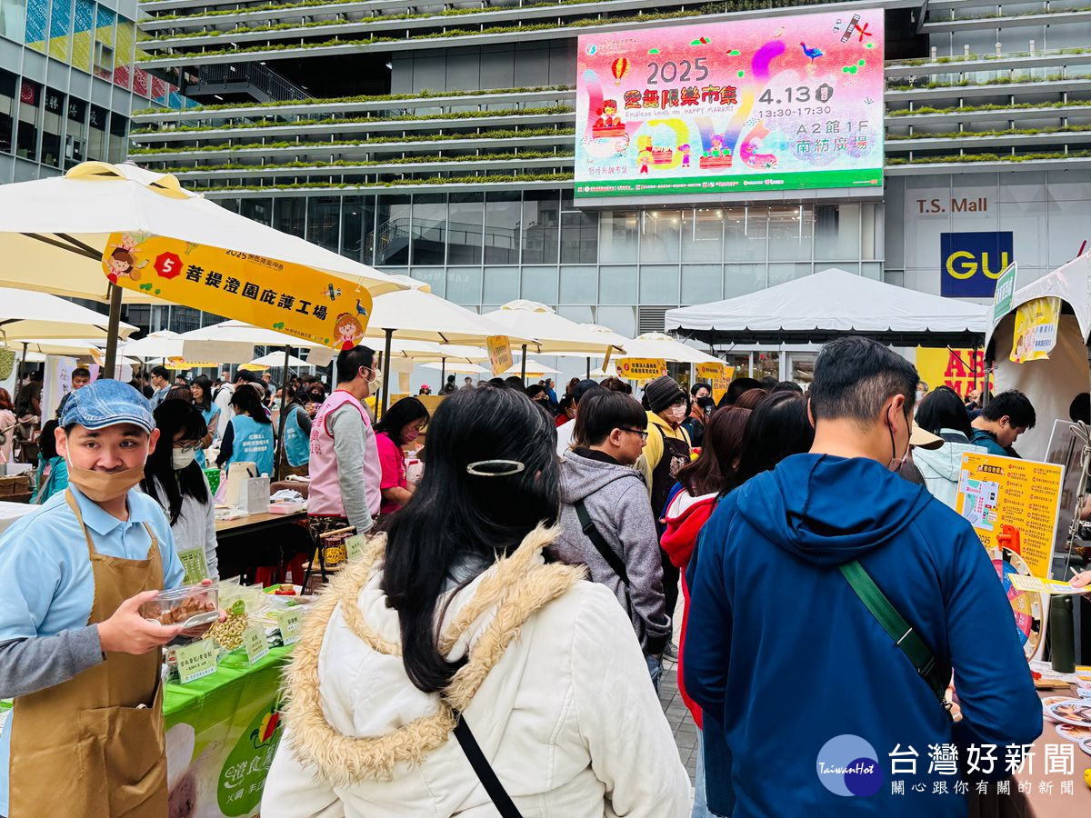 活動現場氣氛熱鬧,吸引許多熱情民眾用新台幣支持庇護工廠良品。