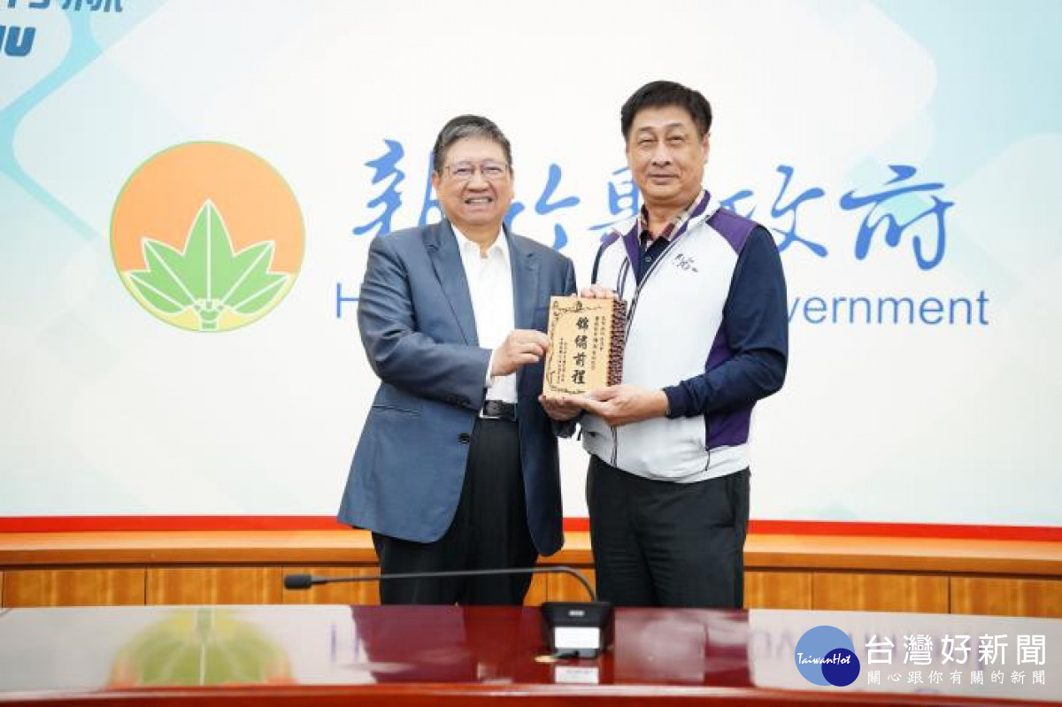 新竹區漁會總幹事童錦杰榮退，縣長楊文科特別頒發榮退獎牌及紀念品。