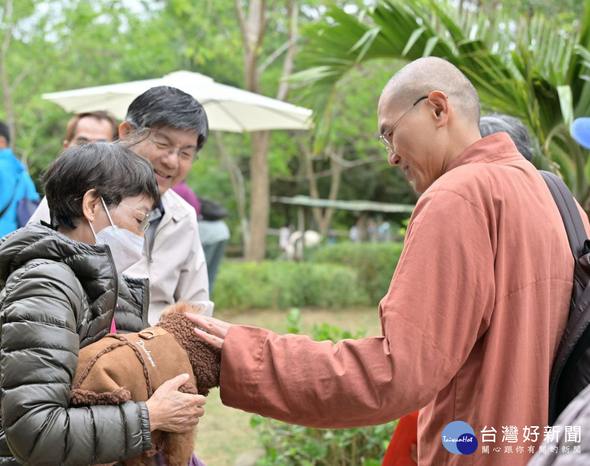福智僧團法師呼籲大眾以慈愛的心意祝福毛小孩及飼主,期望所有生命都能擁有健康長壽