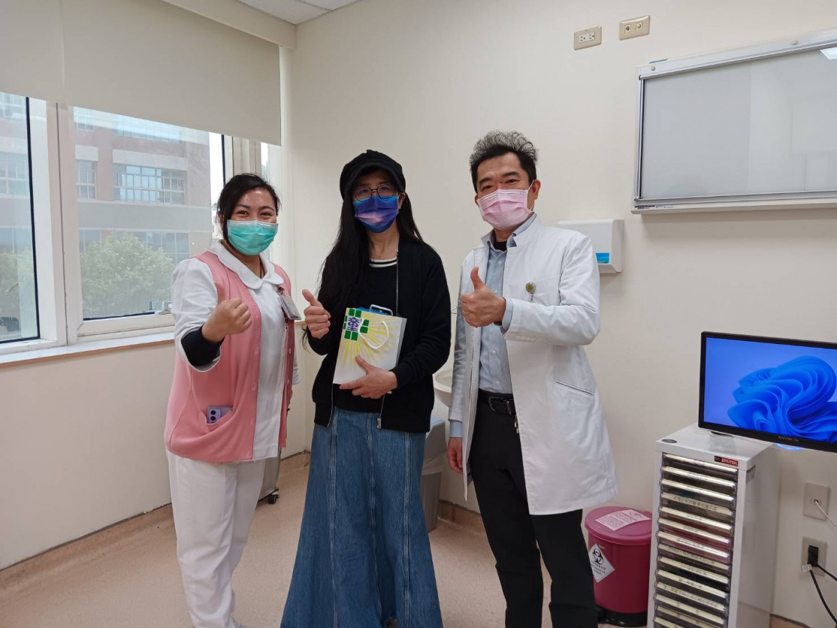 謝姓少年母親到院感謝童綜合醫院小兒外科郭敏勇主任與護理人員悉心照護。